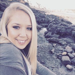 Meet your Posher, Becca
